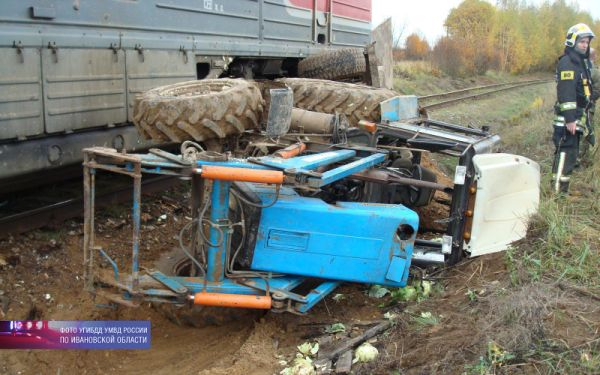 Выложили фотографии с места ДТП с участием трактора и тепловоза в Ивановской области 