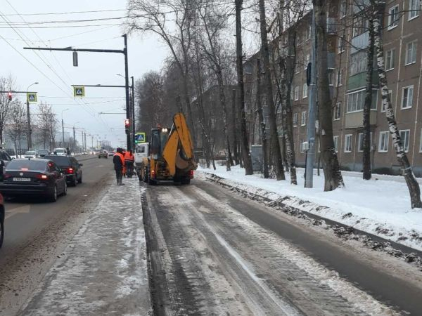 В Иванове от снега и наледи очищают более трехсот километров дорог 