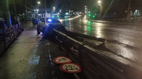 В Иванове в ДТП на мосту чугунная балка насквозь пробила автомобиль, пройдя по водительскому месту 