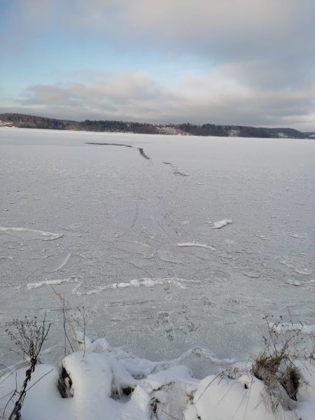 В Ивановской области сотрудник МЧС по тонкому льду спас мужчину, катавшегося на коньках по Волге 