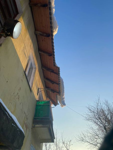 Жители: УК в Иванове не чистит свисающий с крыши снег 