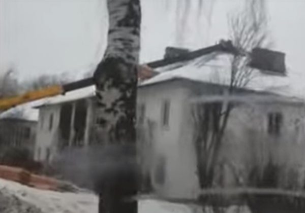 В Кинешме упавший автокран повредил двухэтажный жилой дом