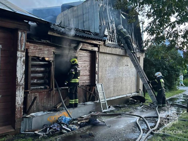 МЧС публикует кадры тушения двух частных домов на Лежневской в Иванове